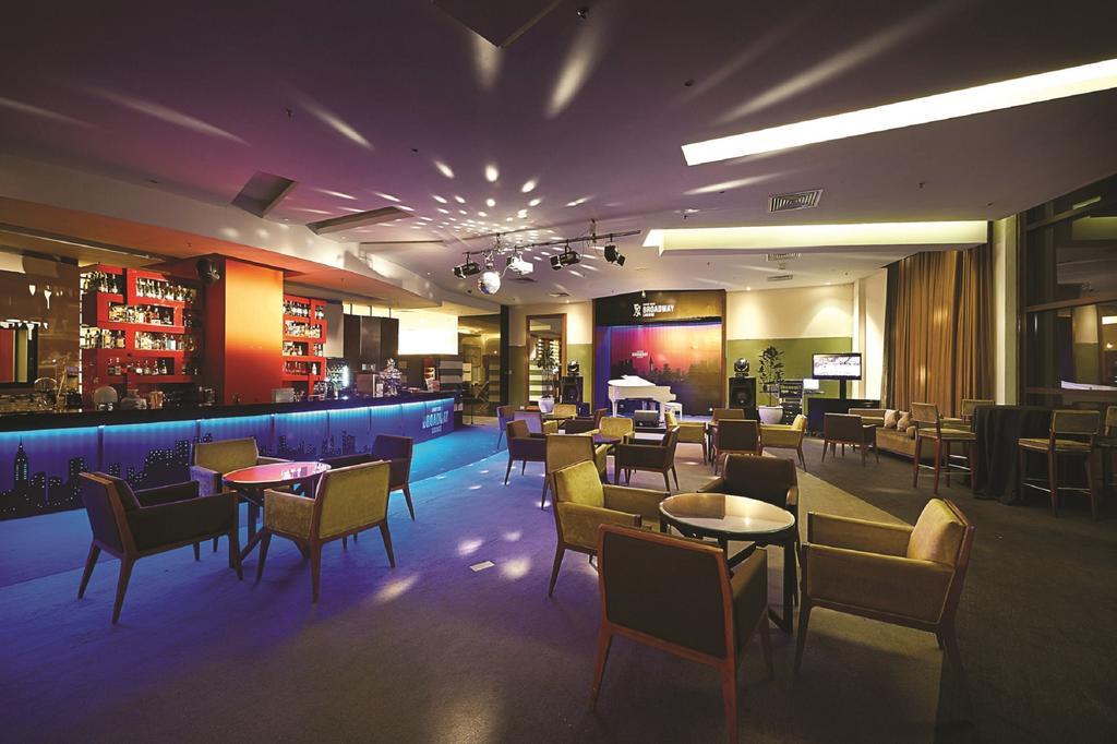 Berjaya Times Square Hotel, Kuala Lumpur Exterior foto The bar at the hotel